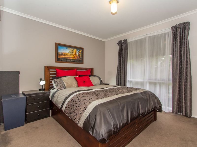 Photo - 7 Maltravers Crescent, Cranbourne North VIC 3977 - Image 7