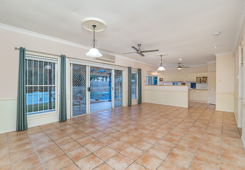 Photo - 7 Mapleton Crescent, Forest Lake QLD 4078 - Image 5