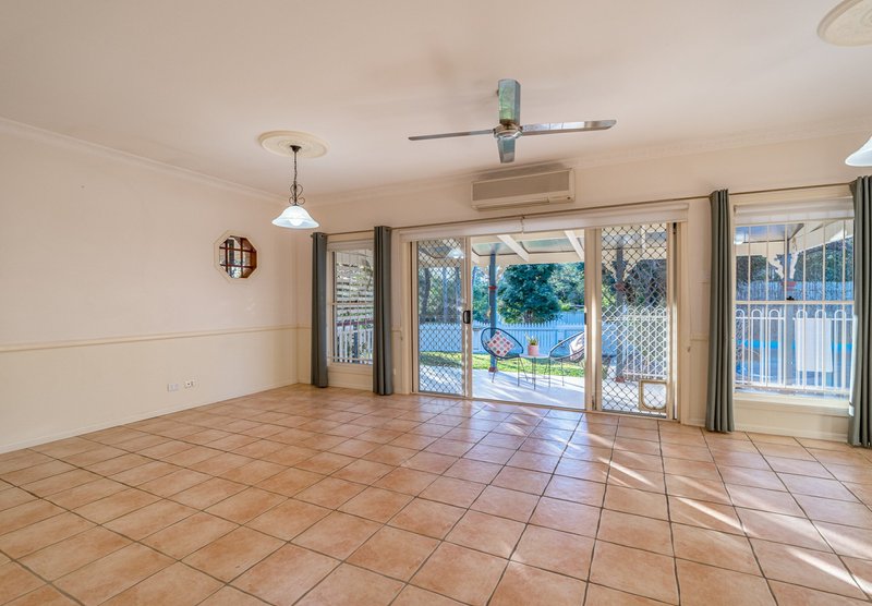 Photo - 7 Mapleton Crescent, Forest Lake QLD 4078 - Image 6