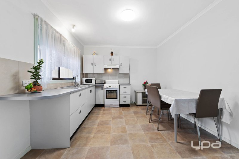 Photo - 7 Marsden Crescent, St Albans VIC 3021 - Image 3