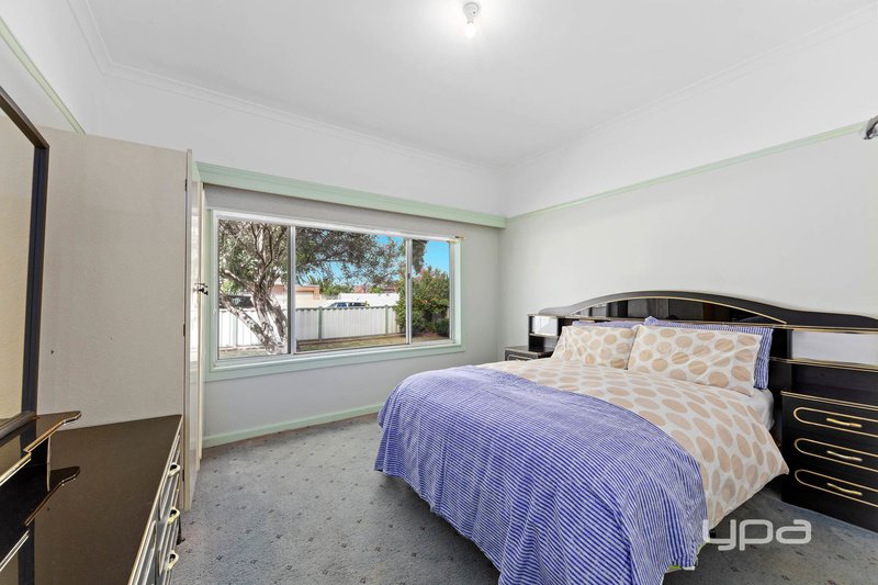 Photo - 7 Marsden Crescent, St Albans VIC 3021 - Image 4