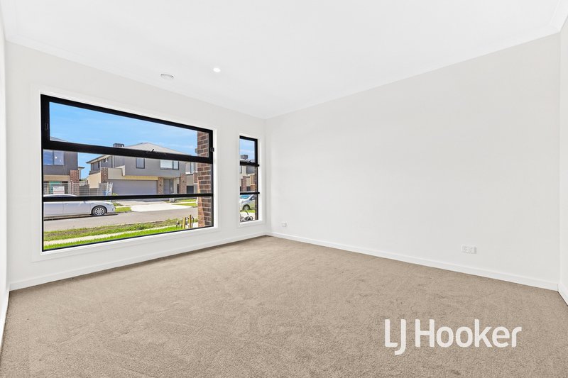 Photo - 7 Maserati Way, Cranbourne East VIC 3977 - Image 4