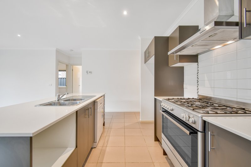 Photo - 7 Maya Street, Pakenham VIC 3810 - Image 2