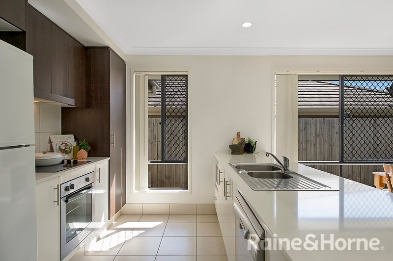 Photo - 7 Mcilwaith Street, North Lakes QLD 4509 - Image 4