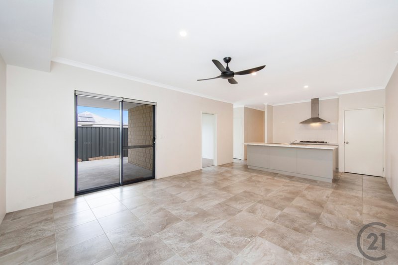 Photo - 7 Medway Road, Lakelands WA 6180 - Image 6