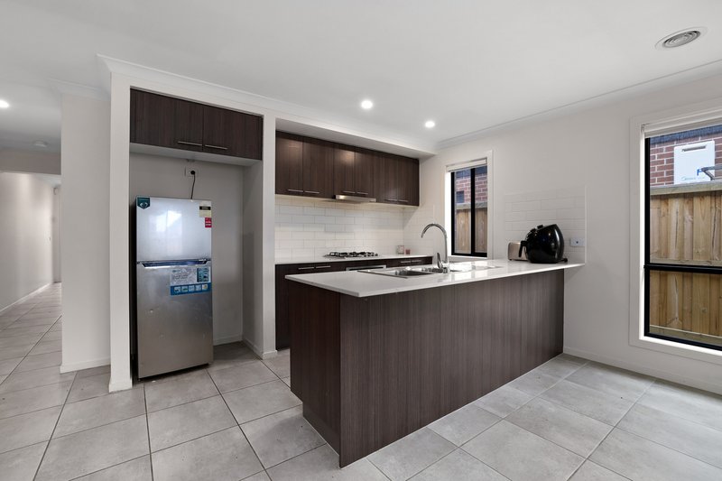 Photo - 7 Milos Court, Fraser Rise VIC 3336 - Image 3