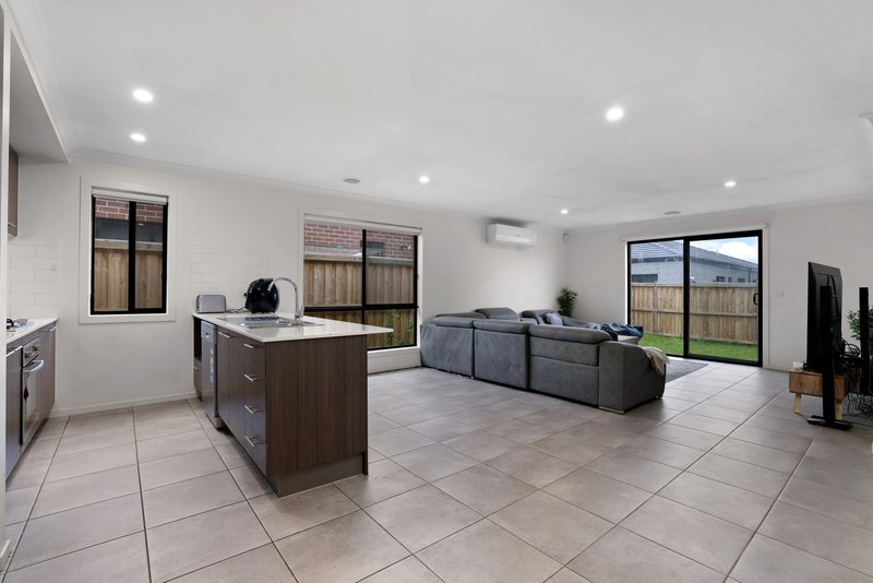 Photo - 7 Milos Court, Fraser Rise VIC 3336 - Image 5