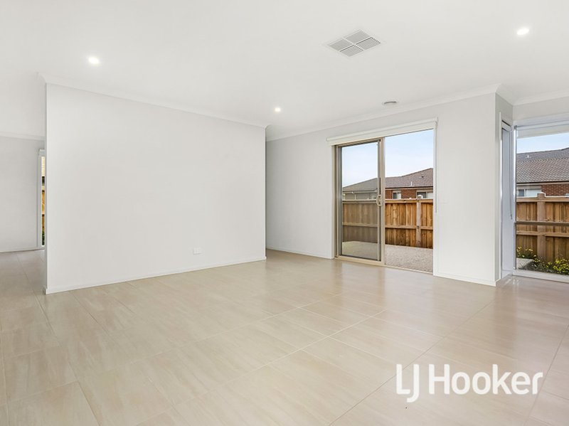 Photo - 7 Modra Street, Point Cook VIC 3030 - Image 4