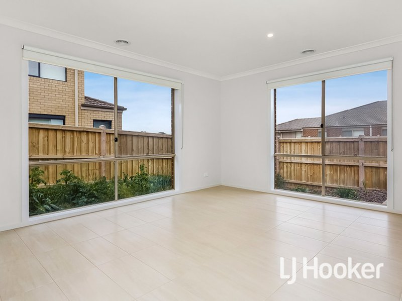 Photo - 7 Modra Street, Point Cook VIC 3030 - Image 5