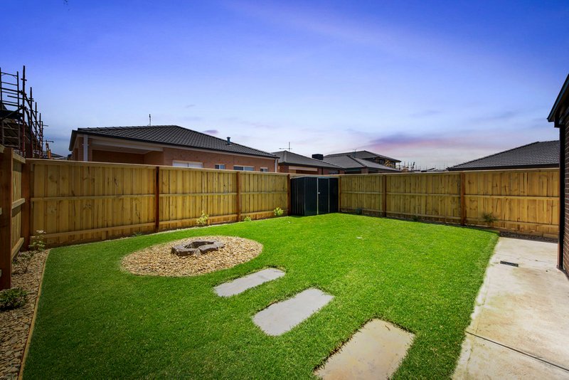 Photo - 7 Monticiano Road, Fraser Rise VIC 3336 - Image 11