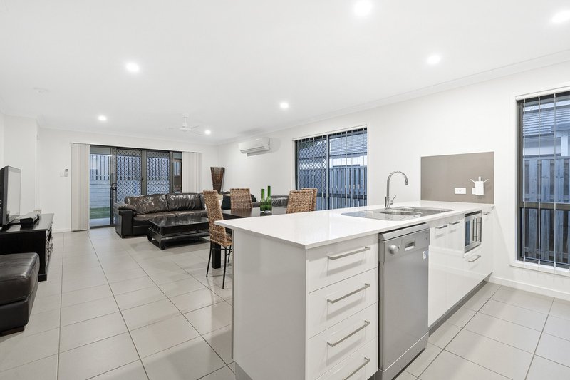 Photo - 7 Morna Place, Coomera QLD 4209 - Image 3