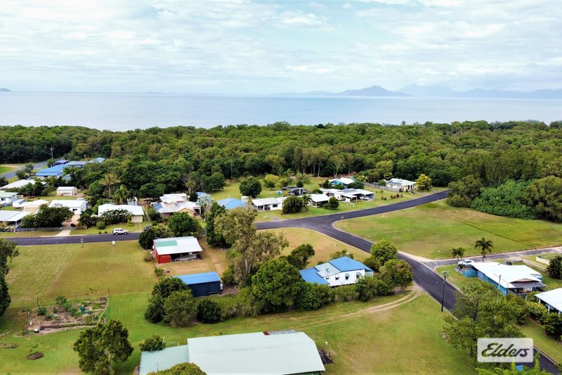 Photo - 7 Muir Street, Tully Heads QLD 4854 - Image 3