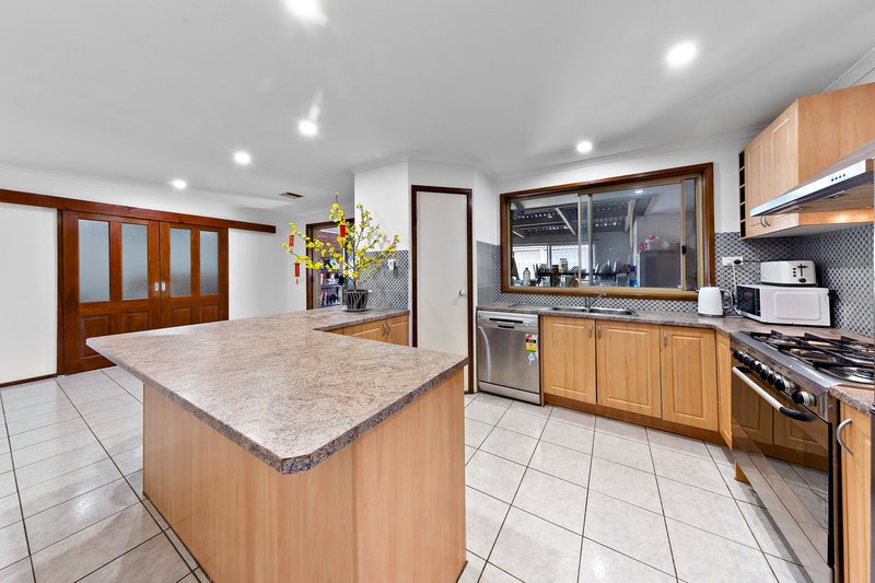 Photo - 7 Mulwala Gardens, St Albans VIC 3021 - Image 2