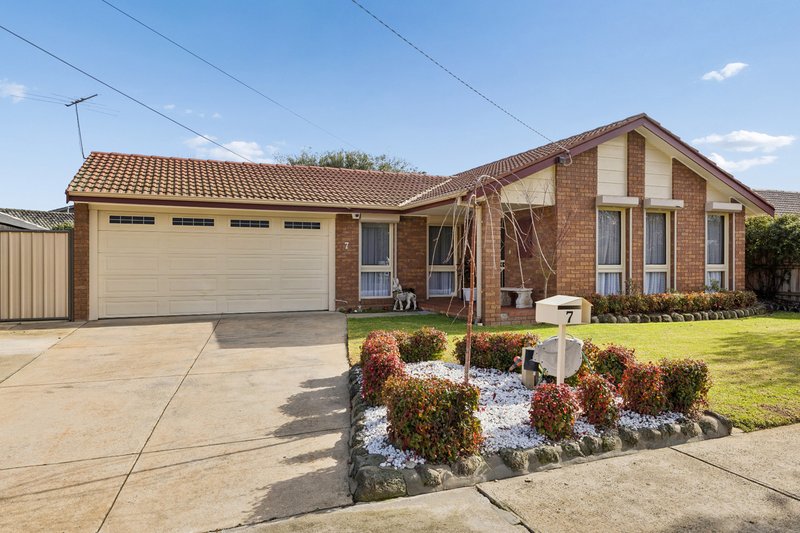 Photo - 7 Nantilla Crescent, Werribee VIC 3030 - Image 1
