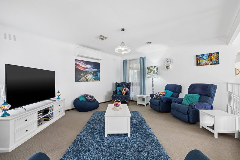 Photo - 7 Nantilla Crescent, Werribee VIC 3030 - Image 3