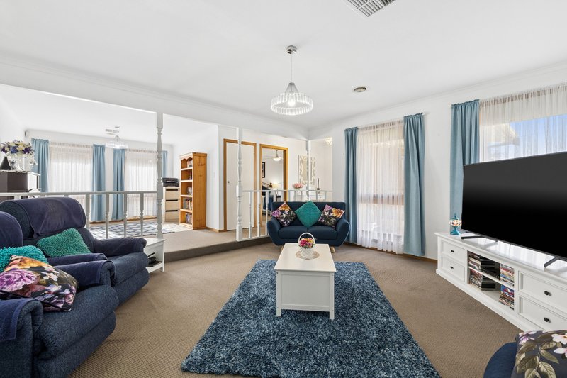 Photo - 7 Nantilla Crescent, Werribee VIC 3030 - Image 4