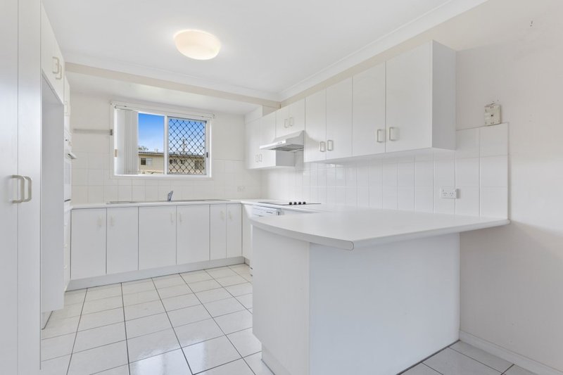 Photo - 7 Nerang Close, Kawana QLD 4701 - Image 3