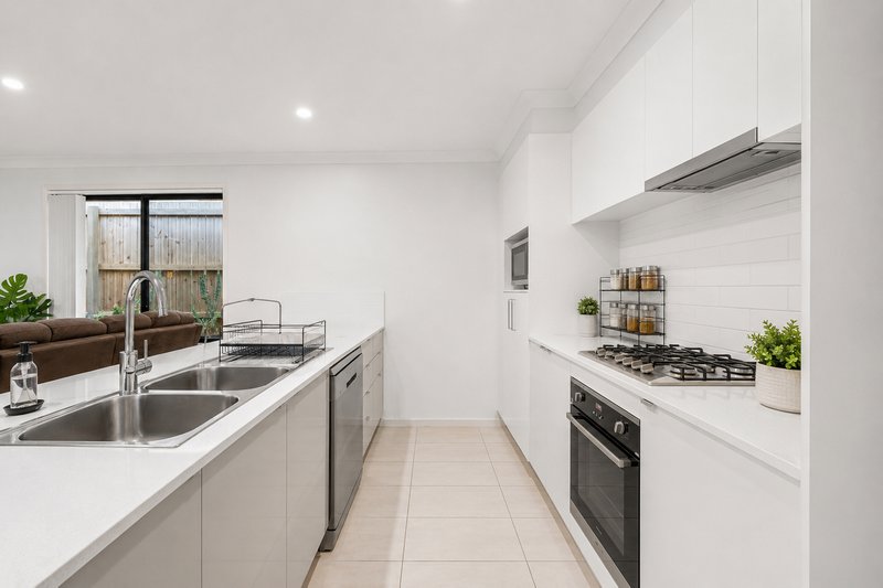 Photo - 7 Nerang Road, South Ripley QLD 4306 - Image 3
