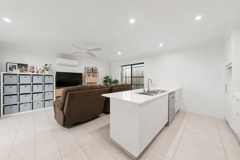Photo - 7 Nerang Road, South Ripley QLD 4306 - Image 4