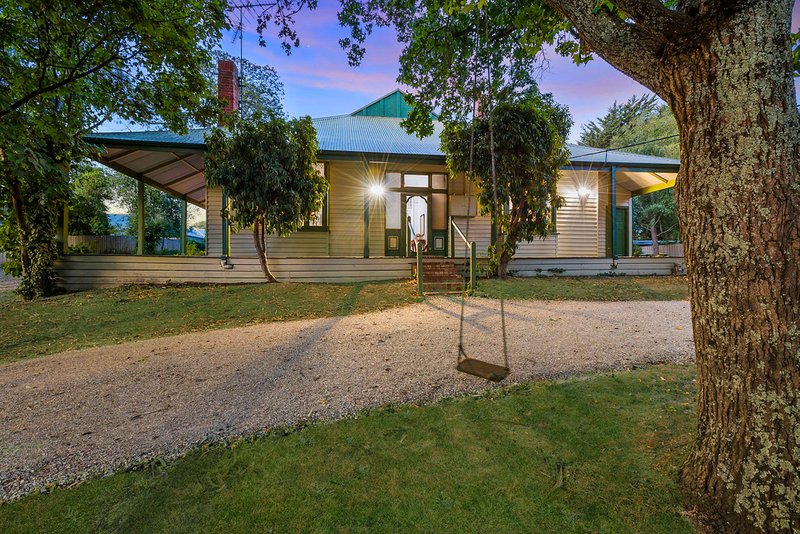 7 Noonan Grove, Woodend VIC 3442