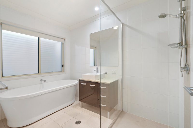 Photo - 7 Onshore Place, Helensvale QLD 4212 - Image 16