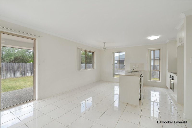 Photo - 7 Onyx Street, Emerald QLD 4720 - Image 2