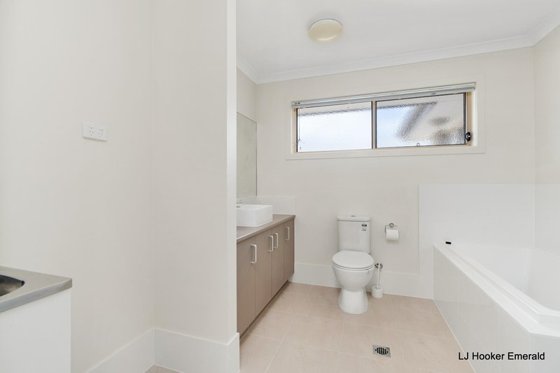 Photo - 7 Onyx Street, Emerald QLD 4720 - Image 10