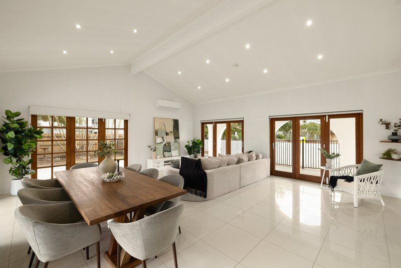 Photo - 7 Pacific Boulevard, Broadbeach Waters QLD 4218 - Image 8