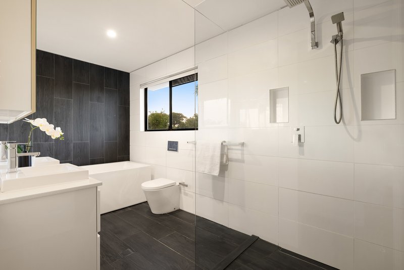 Photo - 7 Pacific Boulevard, Broadbeach Waters QLD 4218 - Image 14
