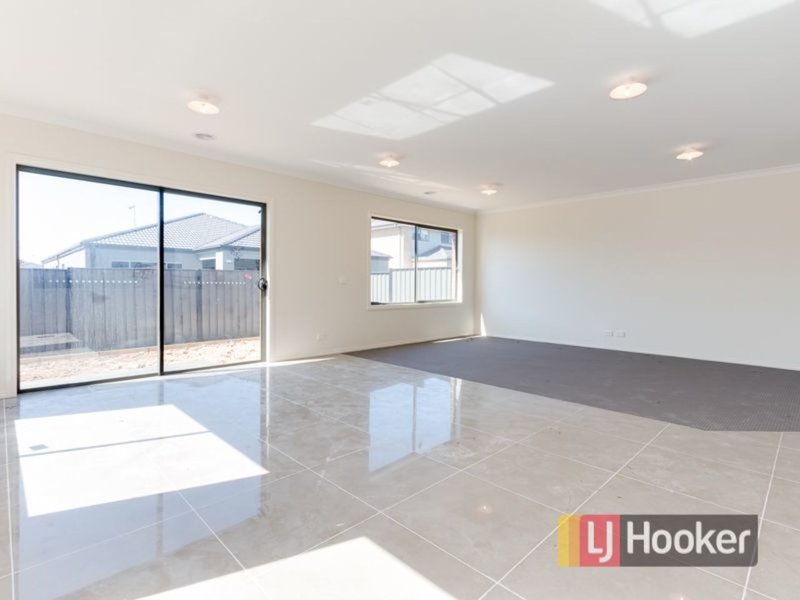 Photo - 7 Palomino Avenue, Clyde North VIC 3978 - Image 3