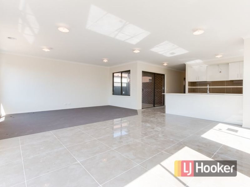 Photo - 7 Palomino Avenue, Clyde North VIC 3978 - Image 4