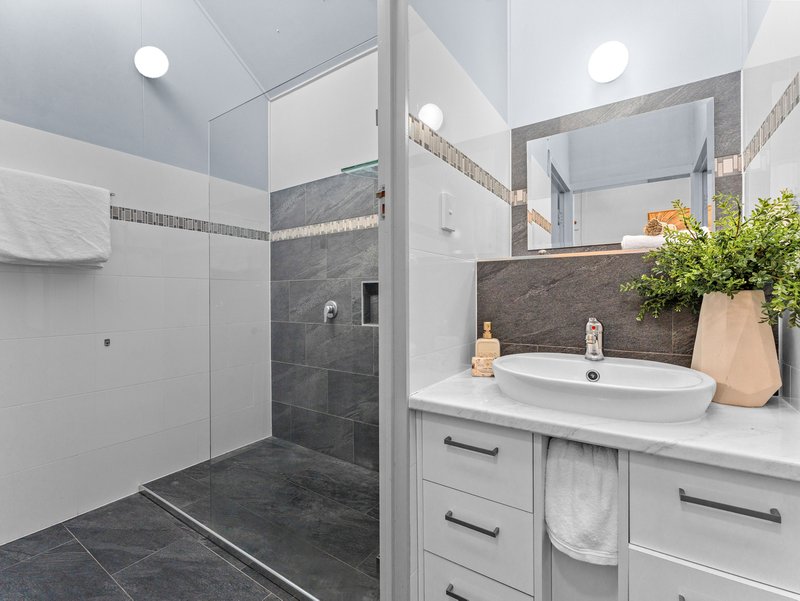 Photo - 7 Parnoolar Crescent, Ferny Hills QLD 4055 - Image 4