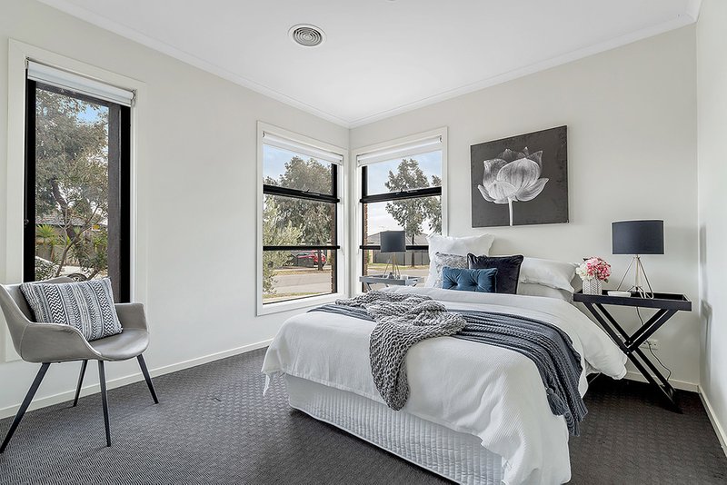 Photo - 7 Pearce Way, Craigieburn VIC 3064 - Image 3