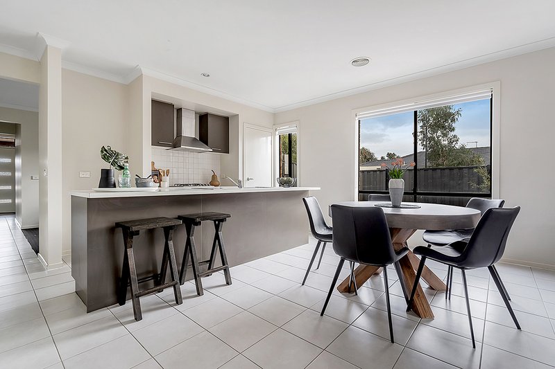 Photo - 7 Pearce Way, Craigieburn VIC 3064 - Image 6