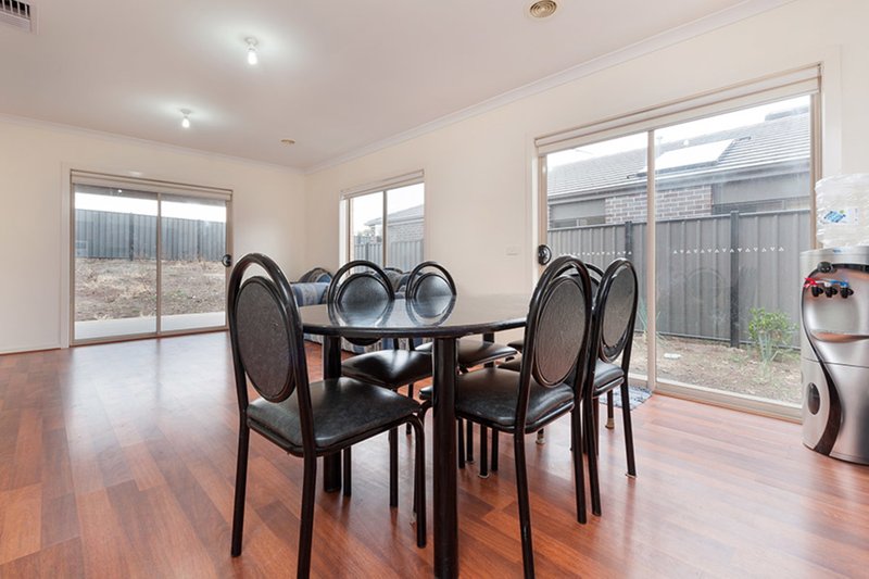 Photo - 7 Pinnacle Drive, Craigieburn VIC 3064 - Image 3