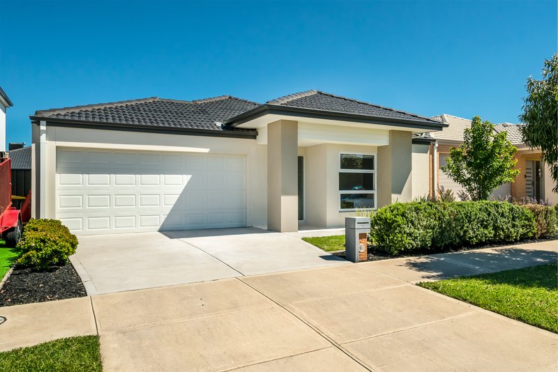 Photo - 7 Pioneer Street, Craigieburn VIC 3064 - Image 3