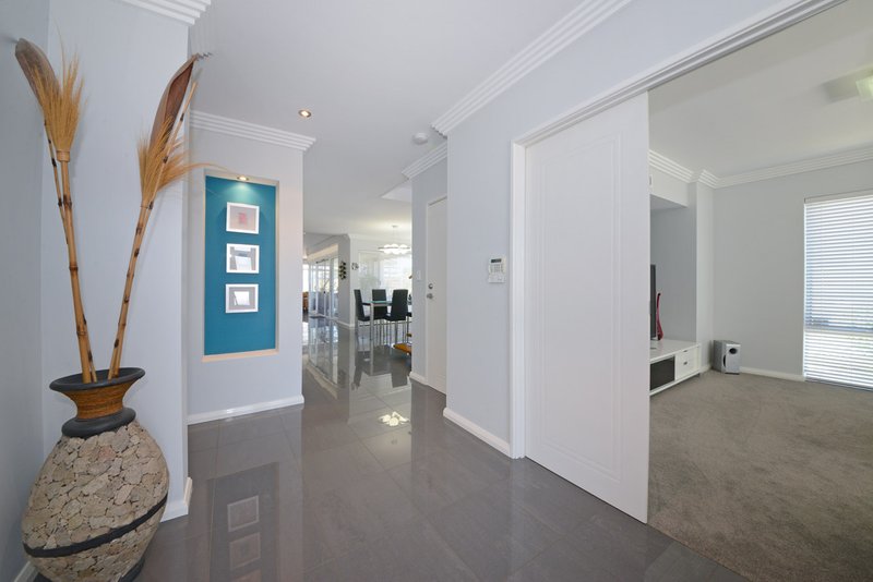 Photo - 7 Portrush Way, Mindarie WA 6030 - Image 3