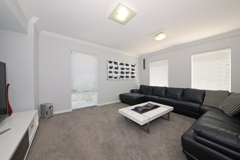 Photo - 7 Portrush Way, Mindarie WA 6030 - Image 4