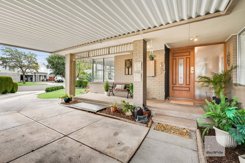 Photo - 7 Power Close, Gladstone Park VIC 3043 - Image 2