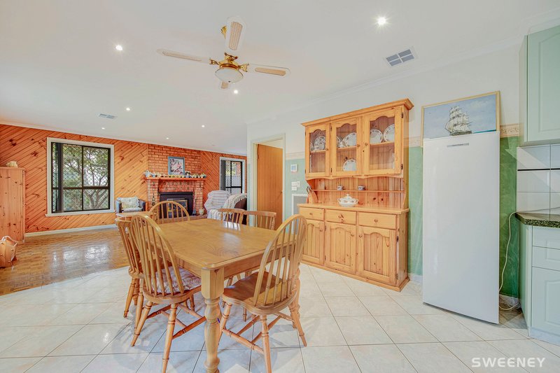 Photo - 7 Pringle Place, Altona Meadows VIC 3028 - Image 3