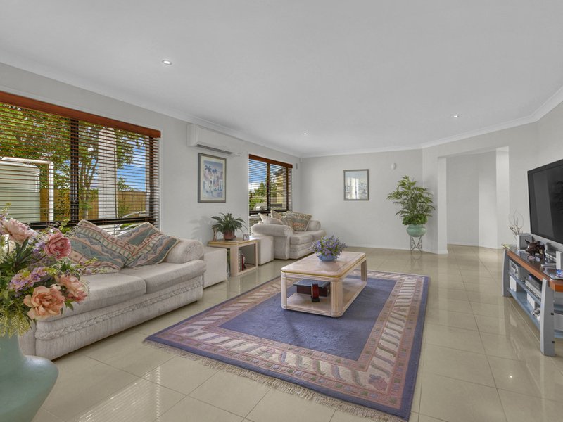 Photo - 7 Quandong Cresent , Arana Hills QLD 4054 - Image 7