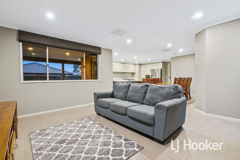 Photo - 7 Ramel Way, Pakenham VIC 3810 - Image 3