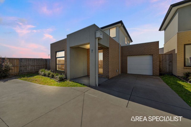 Photo - 7 Rembrandt Court, Pakenham VIC 3810 - Image 2