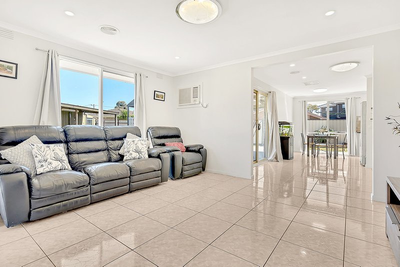 Photo - 7 Renwick Close, Craigieburn VIC 3064 - Image 3