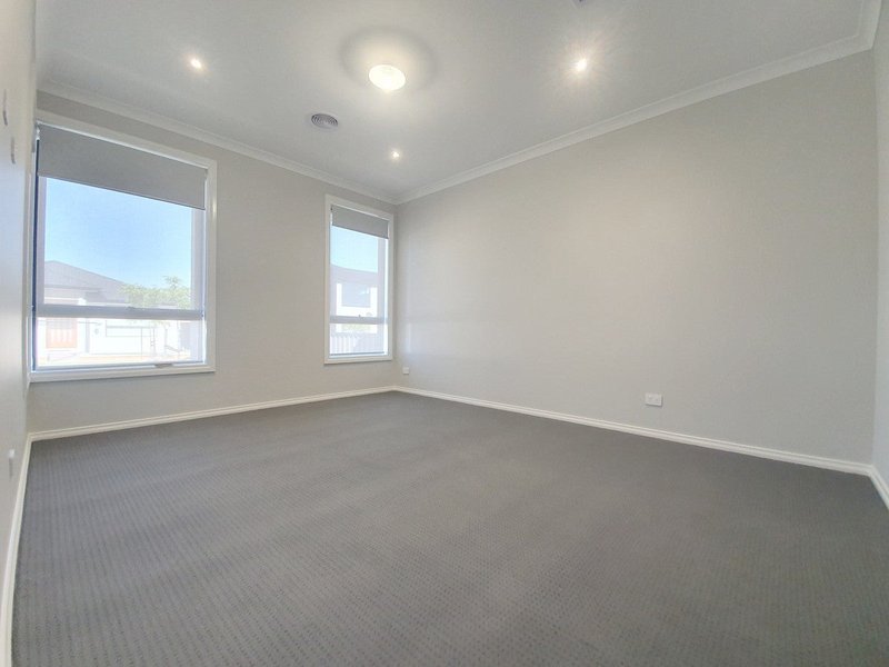 Photo - 7 Roebling Street, Craigieburn VIC 3064 - Image 3