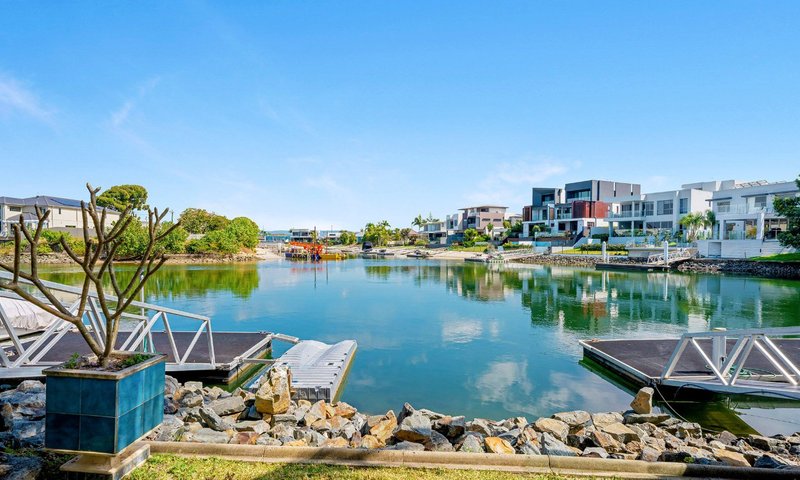 Photo - 7 Savoy Drive, Broadbeach Waters QLD 4218 - Image 3