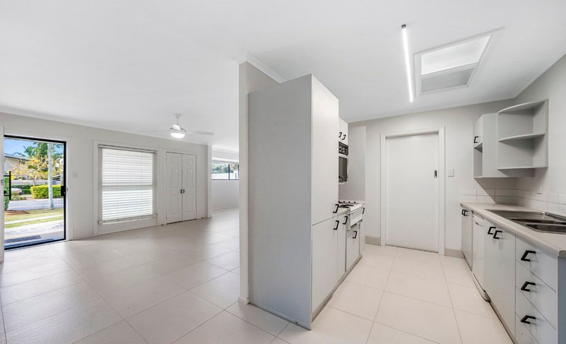 Photo - 7 Savoy Drive, Broadbeach Waters QLD 4218 - Image 9