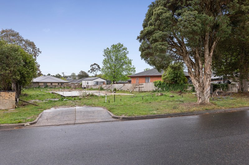 Photo - 7 Saxon Drive, Mooroolbark VIC 3138 - Image 1