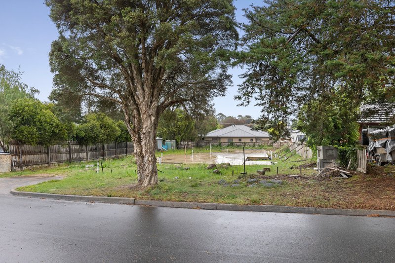 Photo - 7 Saxon Drive, Mooroolbark VIC 3138 - Image 2
