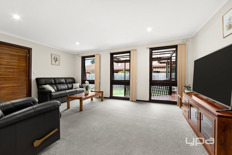 Photo - 7 Somerton Crescent, St Albans VIC 3021 - Image 2